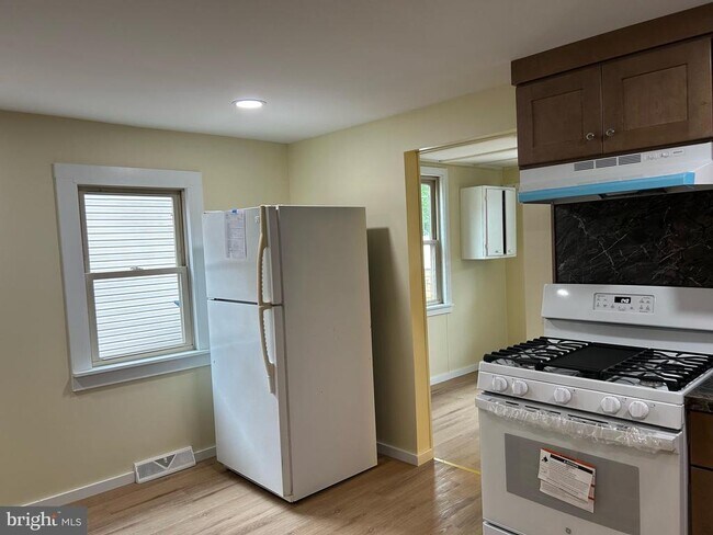 Primary Photo - 19 E Millbrooke Ave