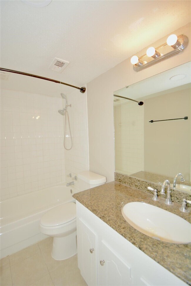 Building Photo - 2121 Fountain View Dr
