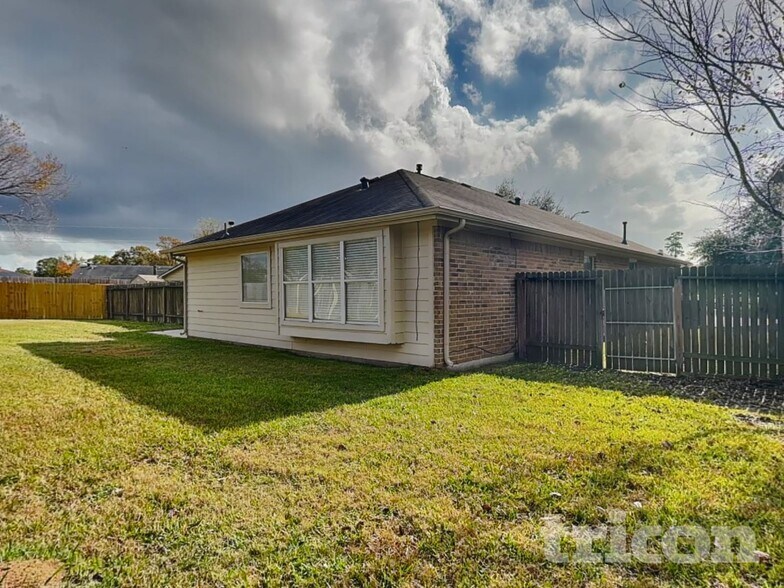 Building Photo - 8039 Branson Park Ln