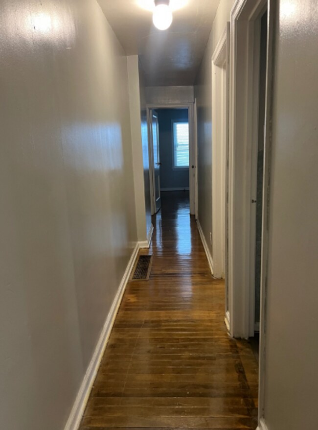 Building Photo - Spacious Two Bedroom Duplex Near MLK and 3...