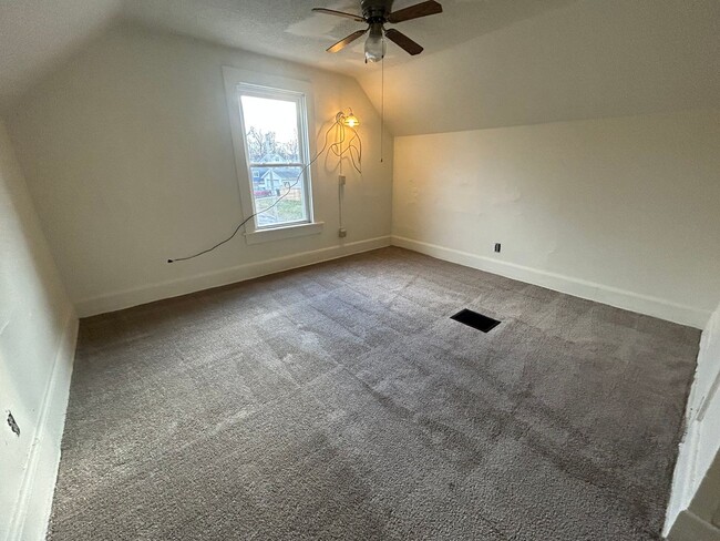 Building Photo - Charming One-Bedroom Home with Den and Cov...