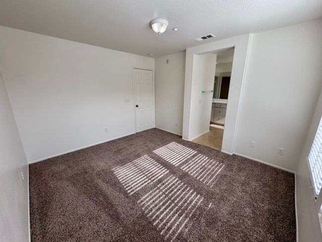 Building Photo - Spacious 3 Bedroom 2.5 Bathroom Condo in t...