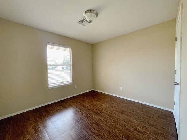 Building Photo - 824 Eric Cir