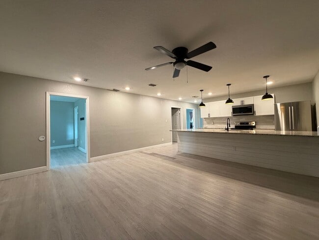 Building Photo - 3 bed/2 bath in St.Pete!