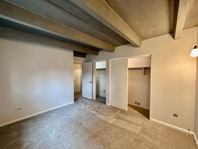 Building Photo - 836 Dexter St