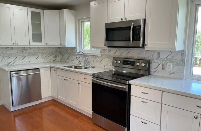 Building Photo - Spacious 4 bd 2.5 ba Beacon Hill Home with Private Yard