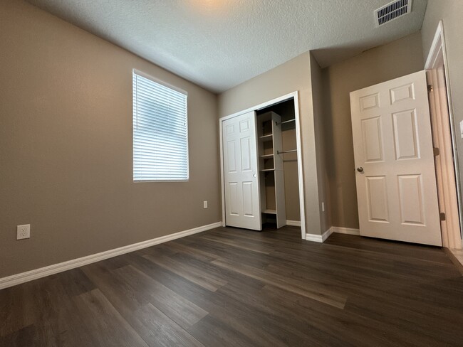 Building Photo - 512 Mckenna Dr