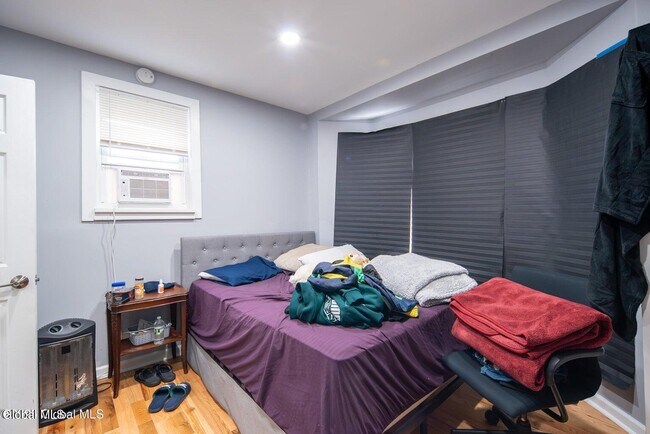 Building Photo - 138 Main St