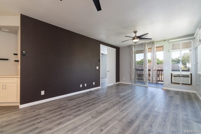 Building Photo - Spacious, Clean, Renovated 2BR/2BA/2Pkg in...