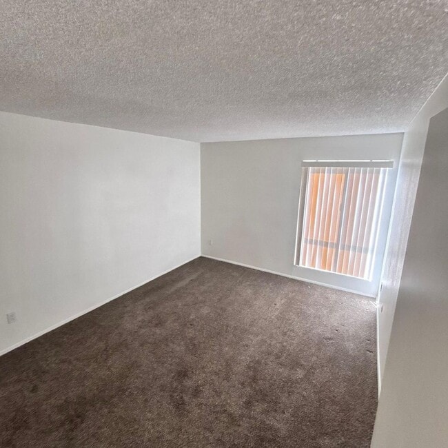 Building Photo - LIGHT & BRIGHT UPGRADED, 2 BEDROOM CONDO, ...