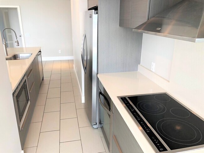 Building Photo - Luxury 2BR Signature Place Condo in Downto...