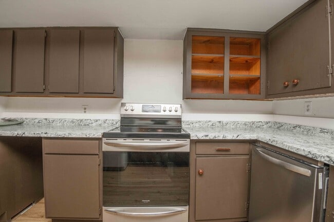 Building Photo - 3051 Dow Dr