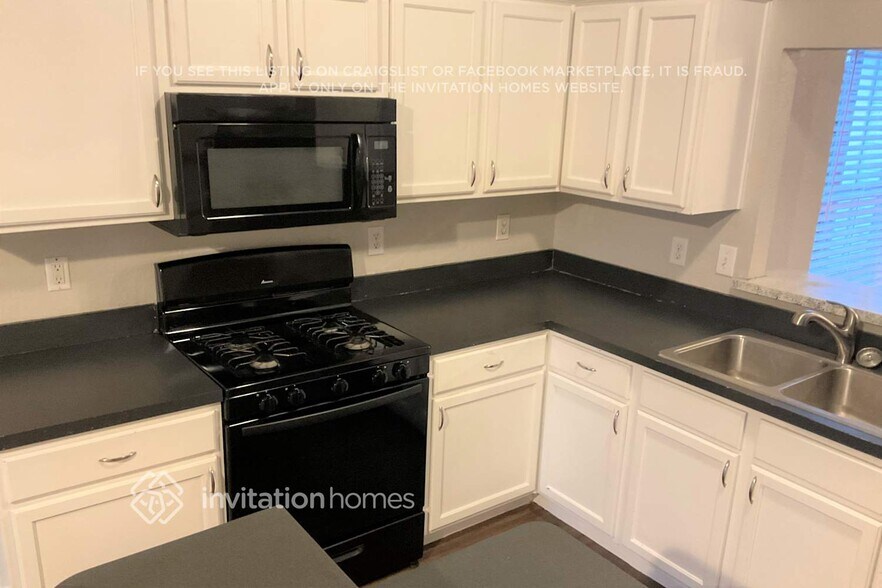 Building Photo - 9999 Buckingham Ln