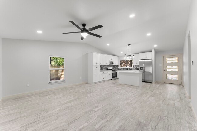 Building Photo - 5 Canyon Oak Pl
