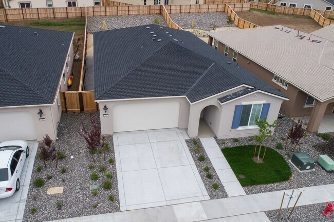 Building Photo - 4 bedroom, 2.5 bathroom home in Golden Val...