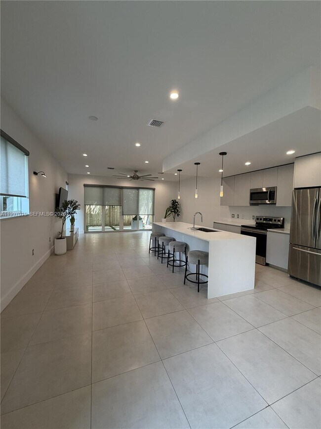 Building Photo - 540 SW 6th Ave