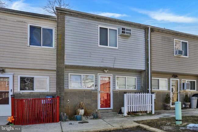 Building Photo - 63 Town Pines Ct