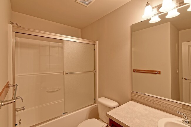 Building Photo - Luxury 4 Bdrm Townhome - Dual Primary Suites!
