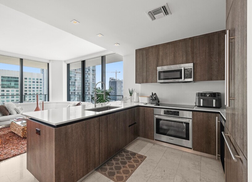 Primary Photo - 950 Brickell Bay Dr