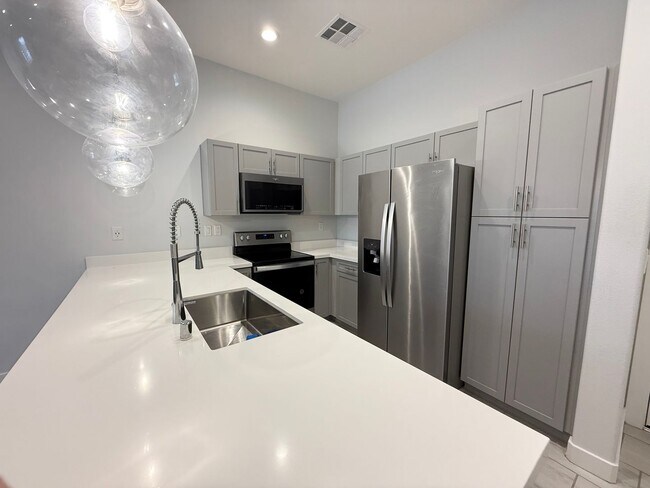Building Photo - 3/BD 2.5/BA Sleek Townhome with High Ceili...