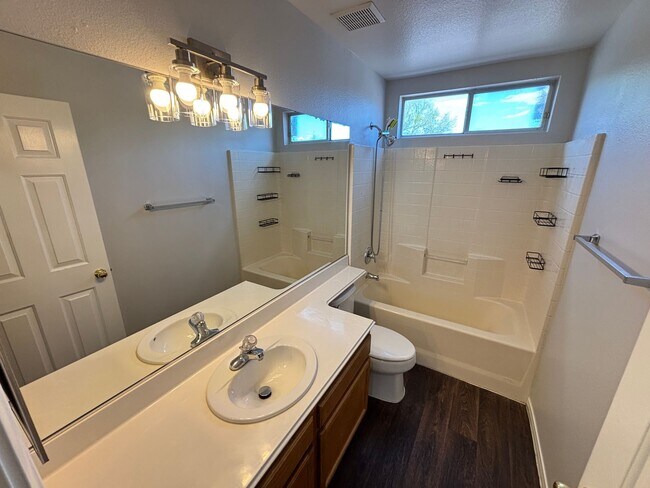 Building Photo - Beautiful 4Bed/3Bath/2Car residence located in Summerlin near Town Center Drive