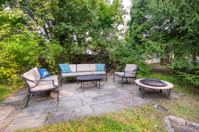 Building Photo - 10 Valley View Ave