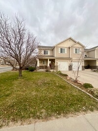 Building Photo - 3 Bedroom Townhome