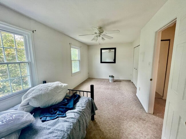 Building Photo - Charming and Spacious 3-Bedroom Home for R...