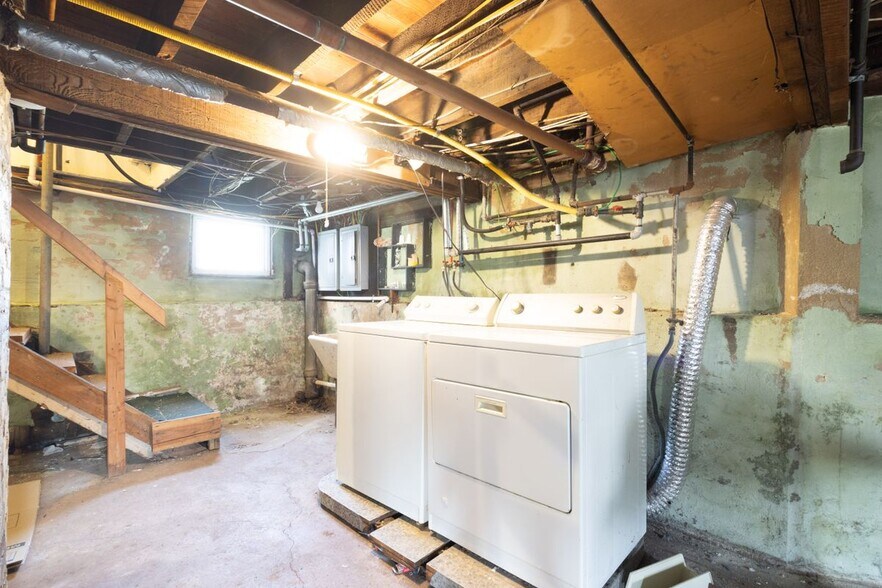 Building Photo - 563 Spruce Ave