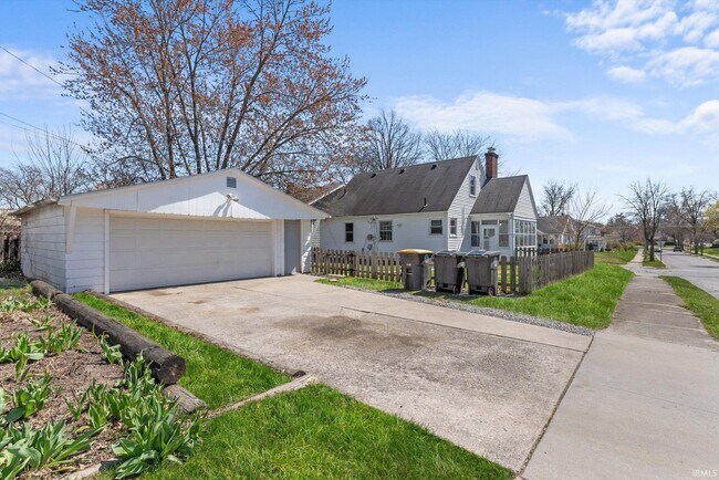 Building Photo - 1730 Clover Ln