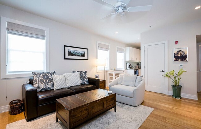 Building Photo - 616 D St SE