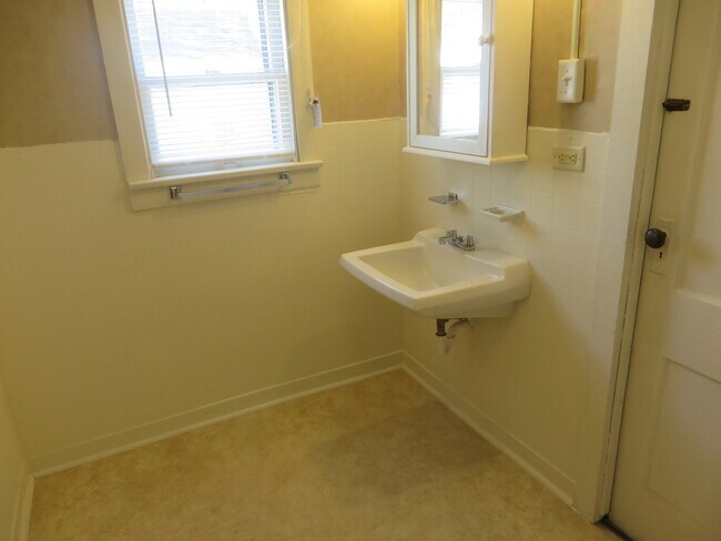 Building Photo - Large Three Bedroom, 1.5 Bathroom Home hal...
