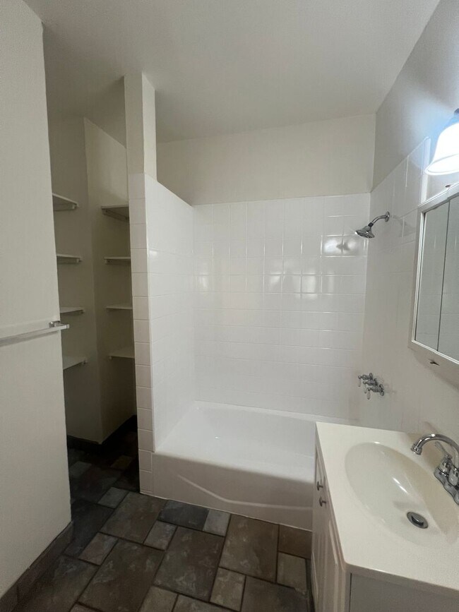 Building Photo - Charming 1 bed/1 bath unit in Golden Hills