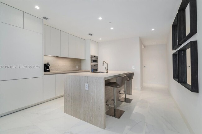 Building Photo - 700 NE 24th St