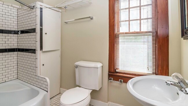 Building Photo - 823 Dewey Ave