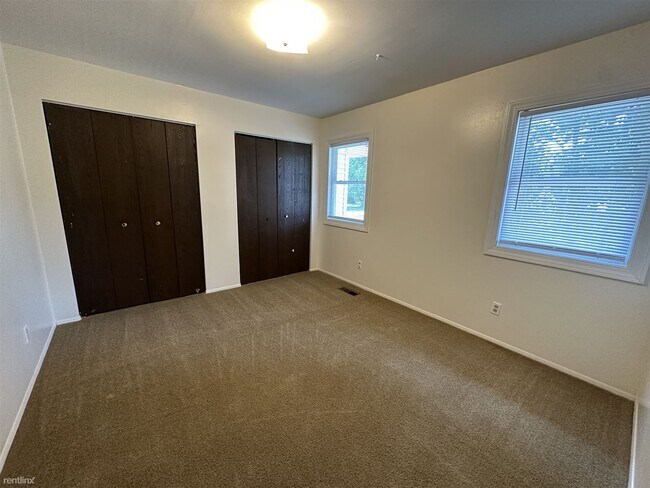 Building Photo - 2 br, 1.5 bath Townhome - Longfellow Townh...