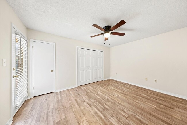 Building Photo - 236 Parkwood Cir