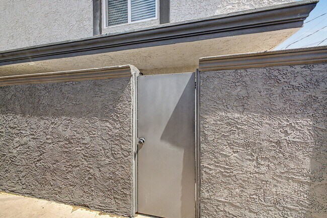 Building Photo - Gorgeous 2 Bed + Bonus Room | Large Private Yards | Resort Pool | 8 Weeks Free Rent!