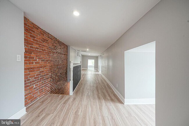 Building Photo - 323 S 51st St