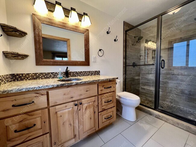 Building Photo - Inviting single-level home in forested SW Bend neighborhood