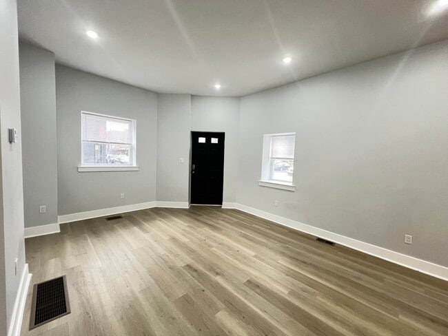 Building Photo - Renovated 4bd/2 bath House with Rear yard!! SECTION 8 ONLY!!