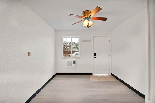 Building Photo - Bright Downtown Studio Apartment