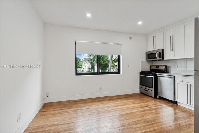 Building Photo - 8020 Crespi Blvd