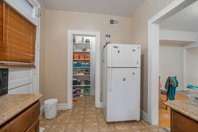 Building Photo - 6507 N Hoyne Ave