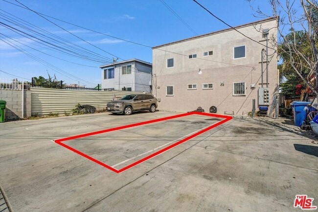 Building Photo - 5319 1/2 Normandie Avenue Unit
