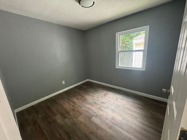 Building Photo - Newly Renovated Three Bed/One Bath