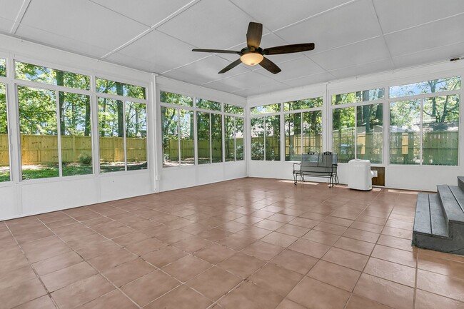 Building Photo - Move-In Ready Home in a Prime Summerville ...