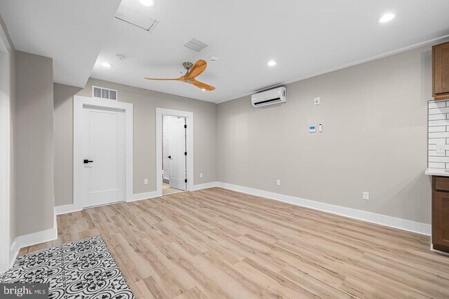 Building Photo - 400 S Conkling St