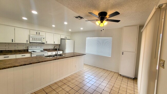 Building Photo - AFFORDABLE 55+ ADULT HOME IN AHWATUKEE!
