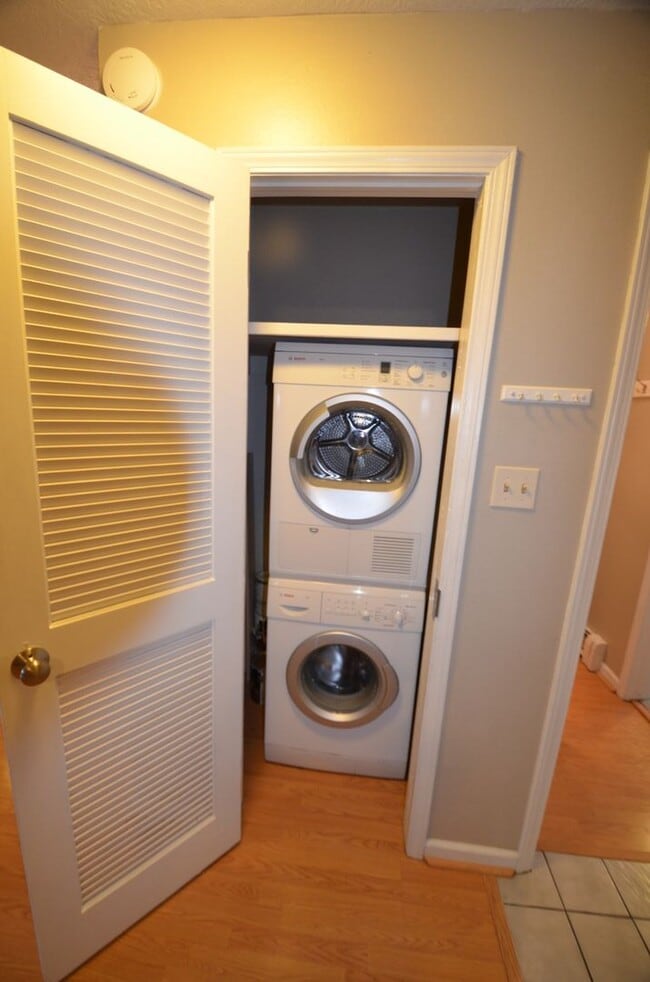 Building Photo - Flexible lease terms! Move In Special! Pet...